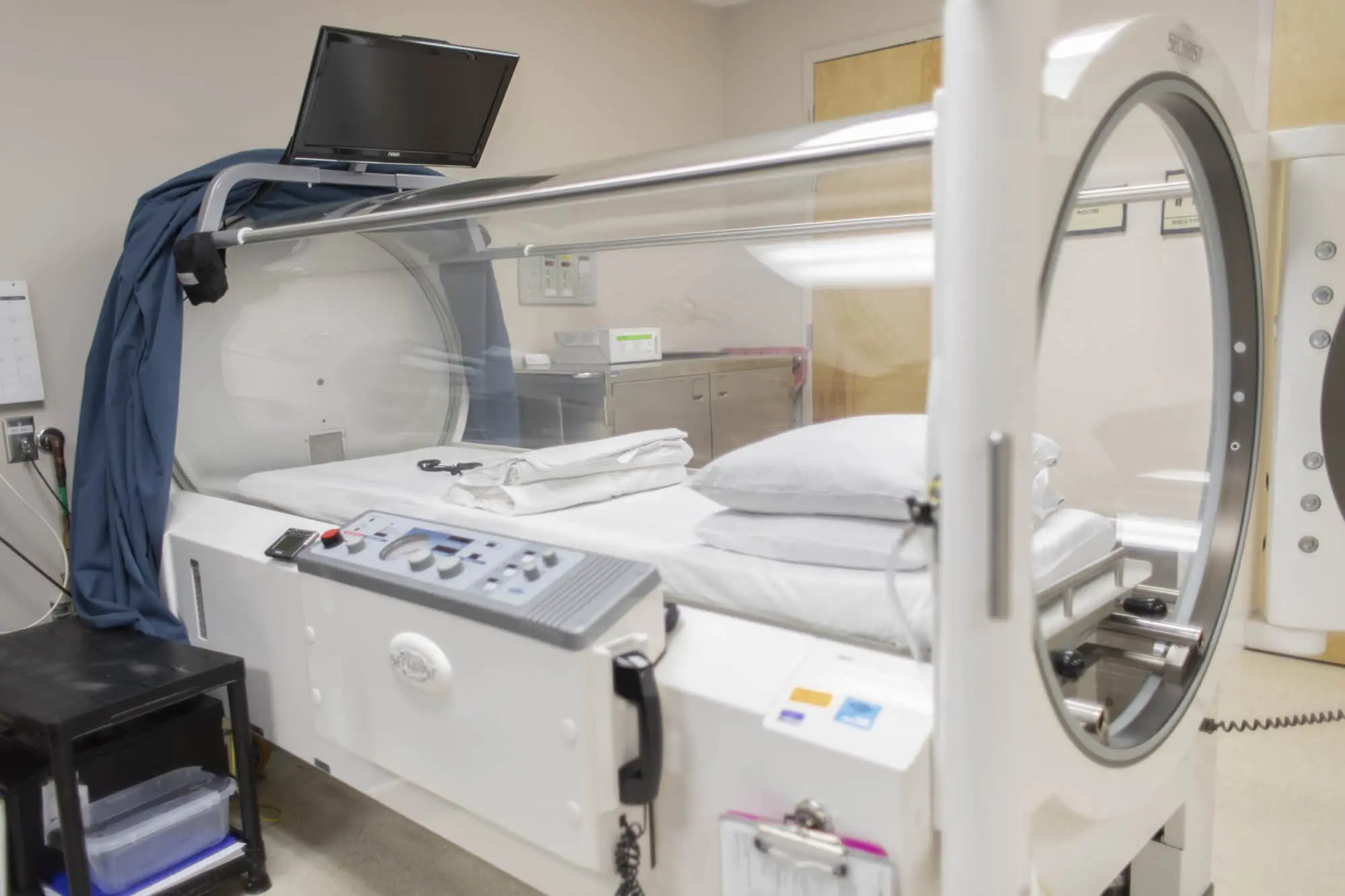 Monoplace hyperbaric oxygen chamber